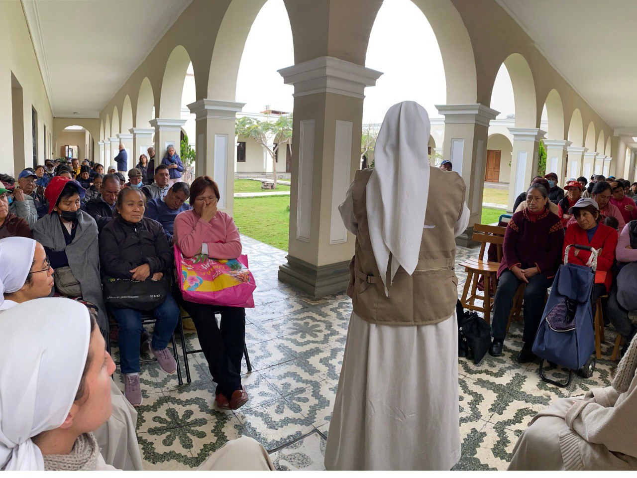 Hermanas oran en el encuentro de misericordia. (Foto: cortesía Hna. Marlene Quispe)