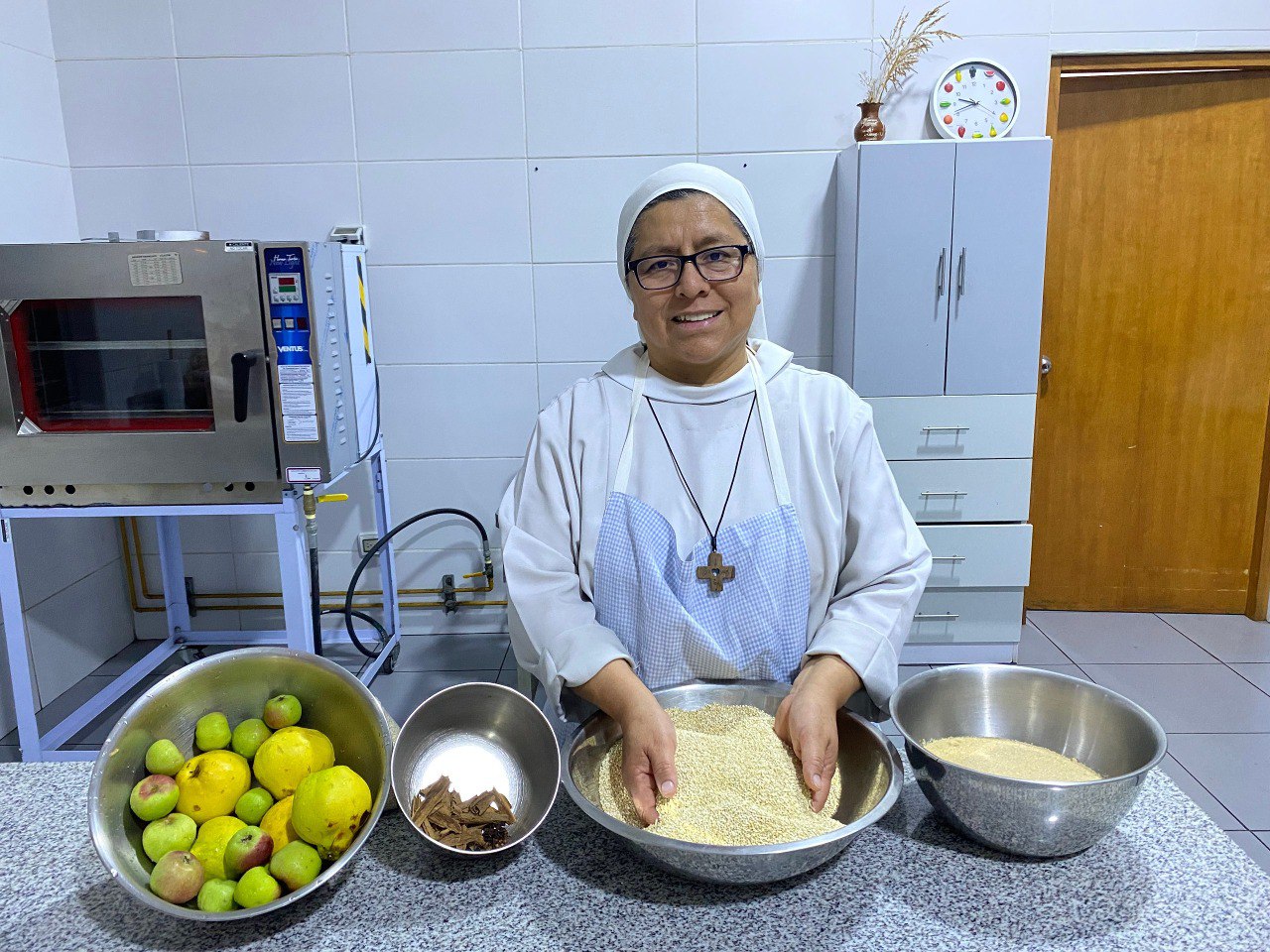 Ingredientes para elaborar la quinua carretillera. (Foto: Hna. Marlene Quispe)