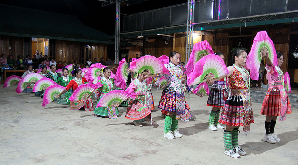 Eighteen Hmong dancers, ages 20-40, perform a traditional dance with colorful fans on Oct. 7 at Sung Do Church in Vietnam. They do five dances with rosaries, flowers, candles, incense and fans, lasting 45 minutes before Mass is celebrated. (GSR photo/Joachim Pham)