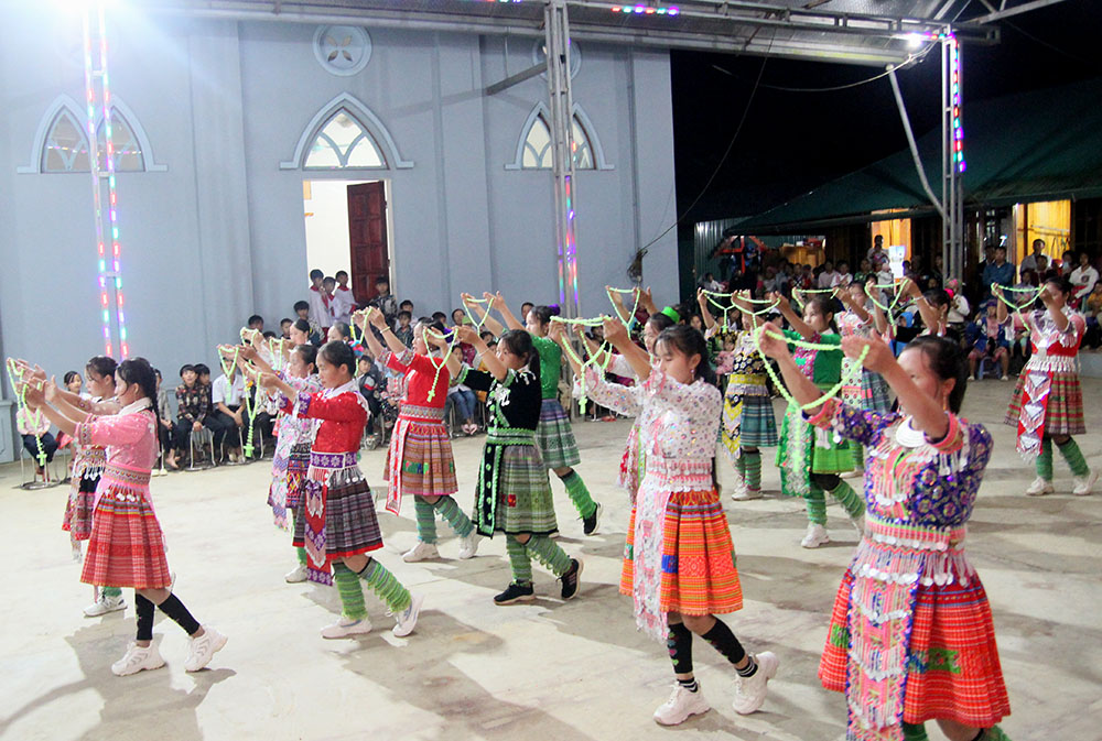 Hmong women dance with rosaries to a Marian hymn in front of a Marian statue in Sung Do Church in Vietnam on Oct. 7. Sung Do Parish was established in 2019 and is served by Hmong Fr. Joseph Ma A Ca. (GSR photo/Joachim Pham)