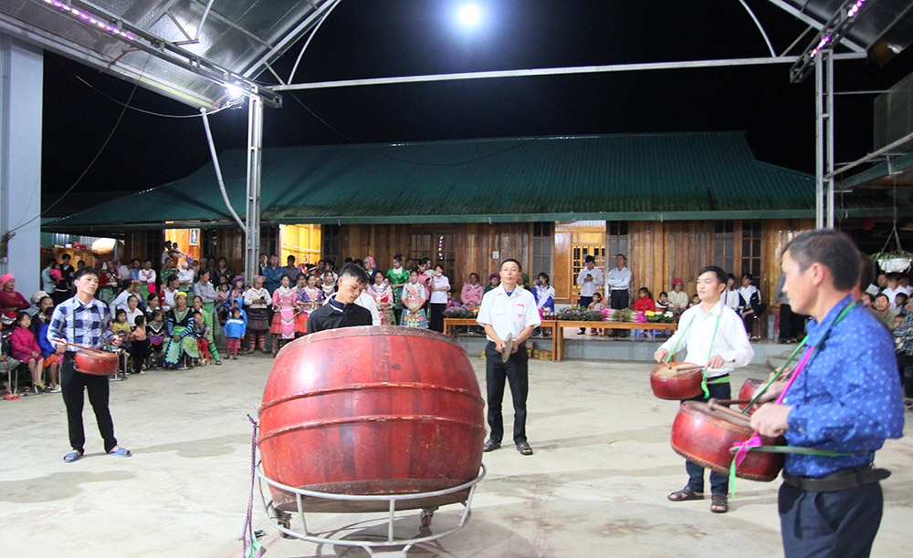 Hmong people play the drums, starting the performance at Sung Do Church in Vietnam on Oct. 7. (GSR photo/Joachim Pham)