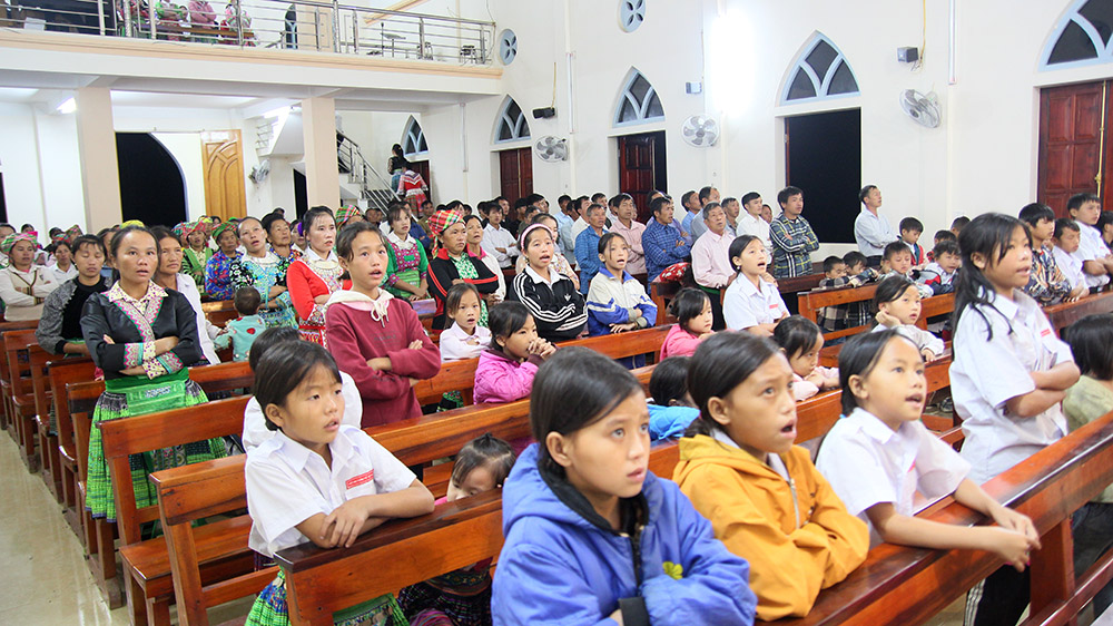 Hmong people attend Mass after a ceremonial dance at Sung Do Church in Vietnam on Oct. 7. (GSR photo/Joachim Pham)