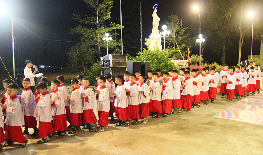 Fifty altar boys join a Marian procession around Vinh Quang Church in Van Chan district, Vietnam, on Oct. 8. (GSR photo/Joachim Pham)