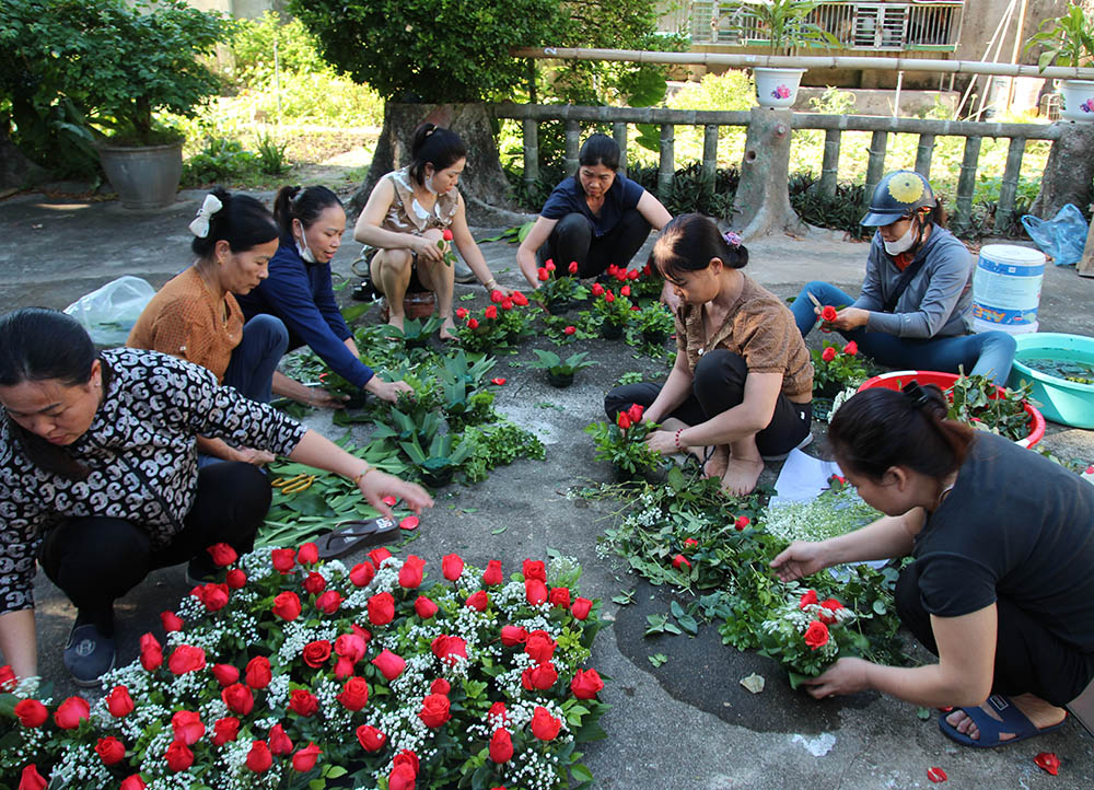 Women arrange flowers and decorate a Marian statue in Yen Bai Church in Vietnam on Oct. 21. They said they use their own money to buy roses for their performances on the evenings of Wednesdays and Saturdays. (GSR photo/Joachim Pham)