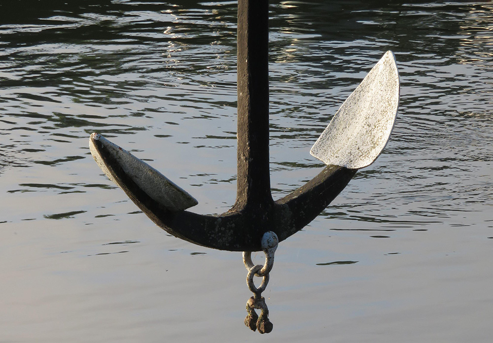 An anchor suspended above water (Pixabay/Angelika Gruber)
