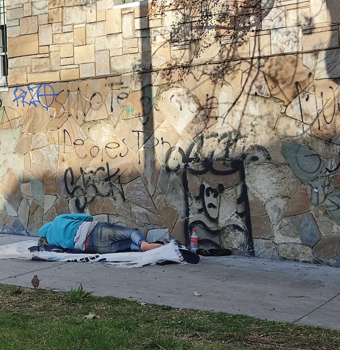 Uno de tantos hermanos que duermen cotidianamente en la calle en Montevideo, Uruguay. (Foto: cortesía Carla Lima)