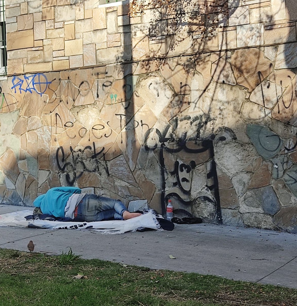 Persona sin hogar en Montevideo. Uno de tantos hermanos que duermen cotidianamente en la calle en Montevideo, Uruguay. (Foto: cortesía Carla Lima)