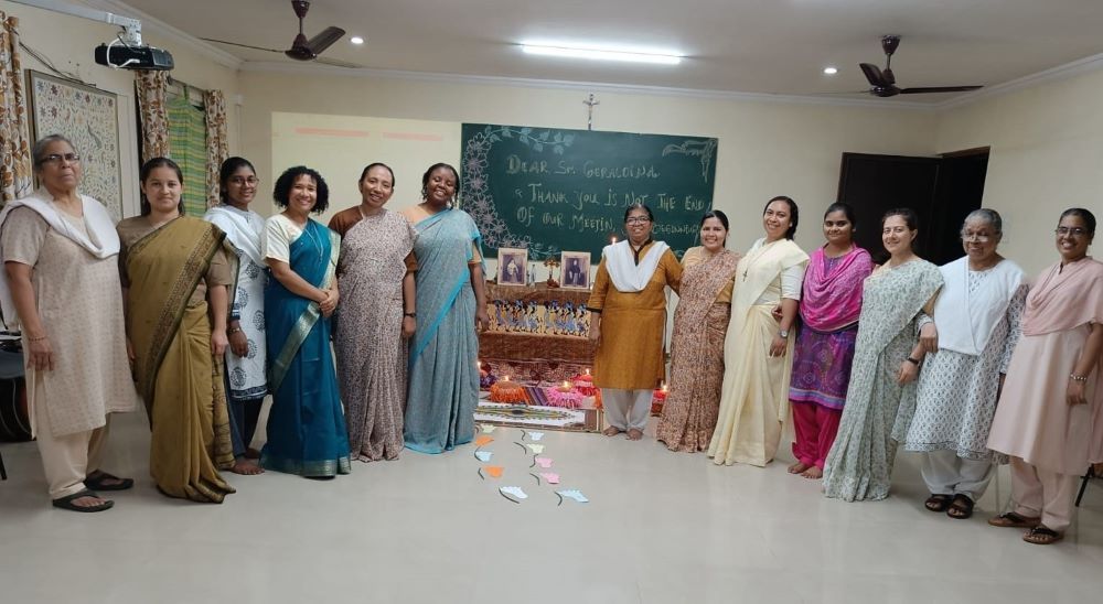 La Hna. Geraldina Céspedes Ulloa (la cuarta de derecha a izquierda) junto con un grupo de Misioneras Dominicas del Rosario que se preparan para realizar sus votos perpetuos en Pune, India, en septiembre de 2023. (Foto: cortesía de Céspedes Ulloa)