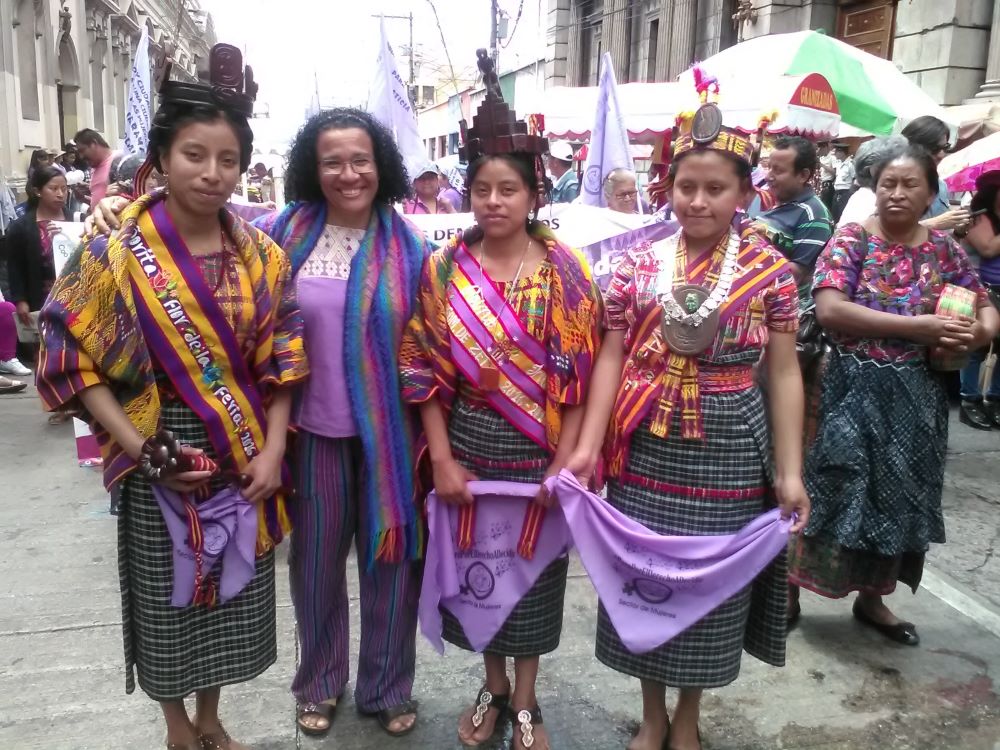 La Hna. Gerladina Céspedes Ulloa junto a mujeres Caqchikel durante la marcha por el Día de la Mujer 2019 en Guatemala. (Foto: cortesía de Céspedes Ulloa)