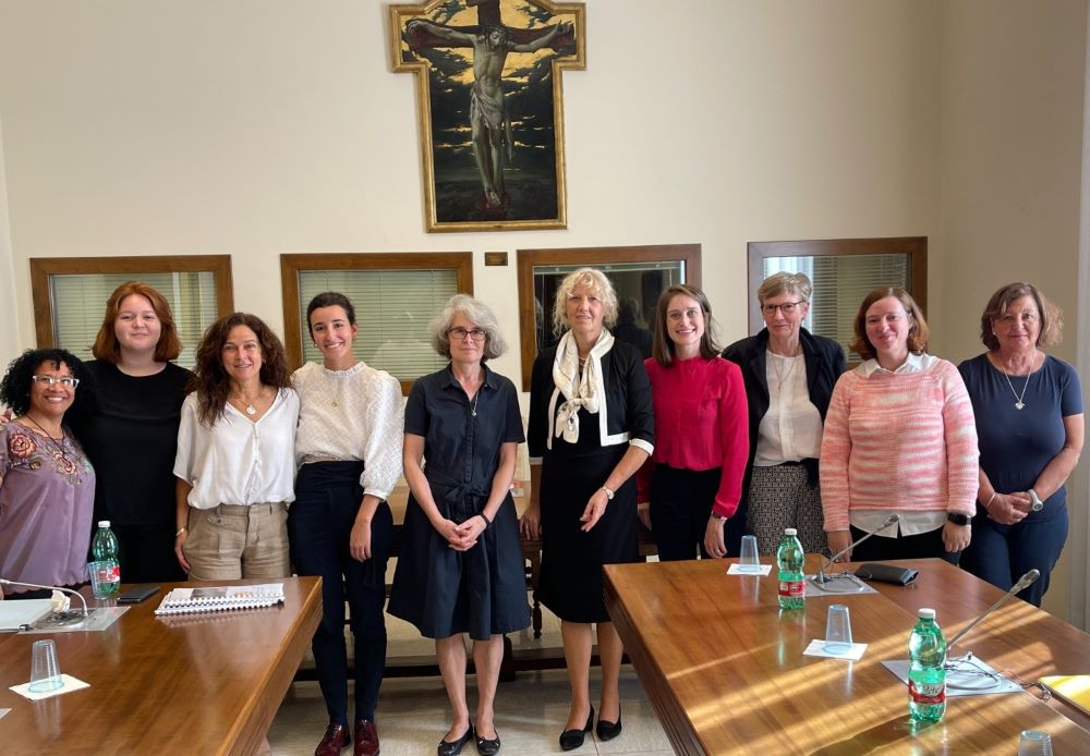 La Hna. Geraldina Céspedes Ulloa, a la izquierda, junto con las miembros del Catholic Women Council en una reunión con la Hna. Nathalie Becquart (al centro), subsecretaria del secretariado general del Sínodo. En esta reunión, que se llevó a cabo en Roma, en octubre de 2022, el grupo presentó a la Santa Sede su informe sobre la situación de las mujeres en la Iglesia. (Foto: cortesía de Céspedes Ulloa)