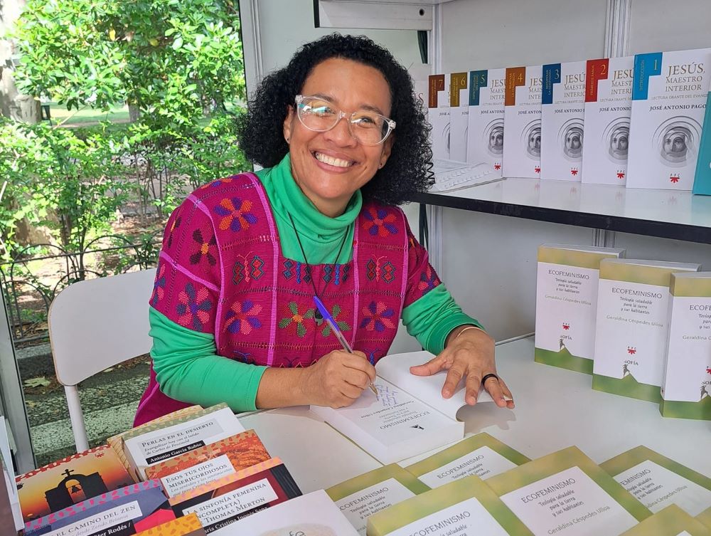 La Hna. Geraldina Céspedes Ulloa en la presentación de su libro Ecofeminismo en la Feria Internacional del Libro 2023 en Madrid, España. (Foto: cortesía de Geraldina Céspedes Ulloa)