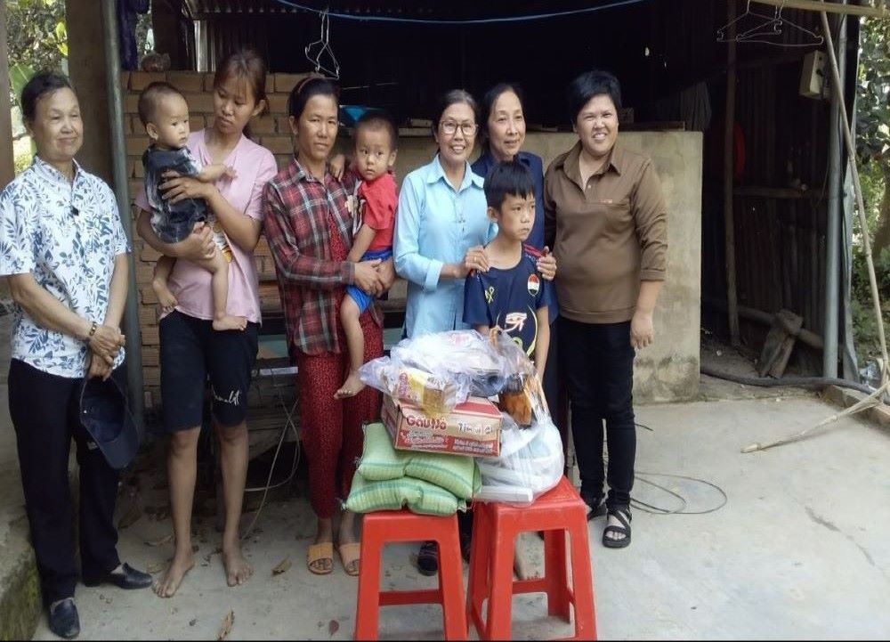 Dominican and Holy Cross sisters bring gifts for poor families in difficult situations in Dak Lua Parish, Tan Phu district, Dong Nai Province, Vietnam in December 2022. (Mary Nguyen)
