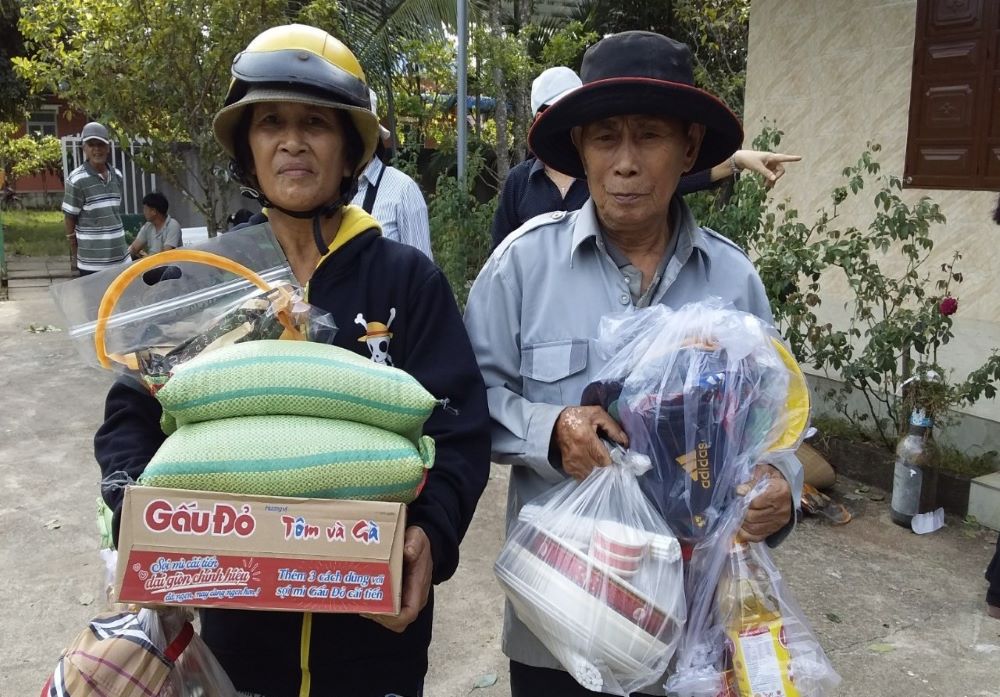 Two women wearing hats carry bags