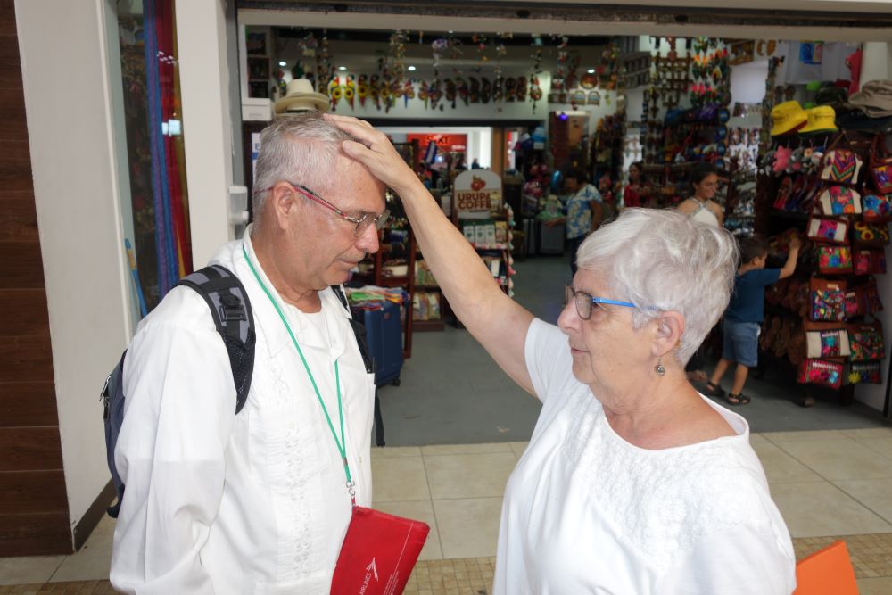 José Artiga, director de la Fundación Compartir, se detiene para recibir la bendición de la hermana Sharon White, al salir del aeropuerto de Honduras. (Foto: cortesía Stephanie Spandl) 