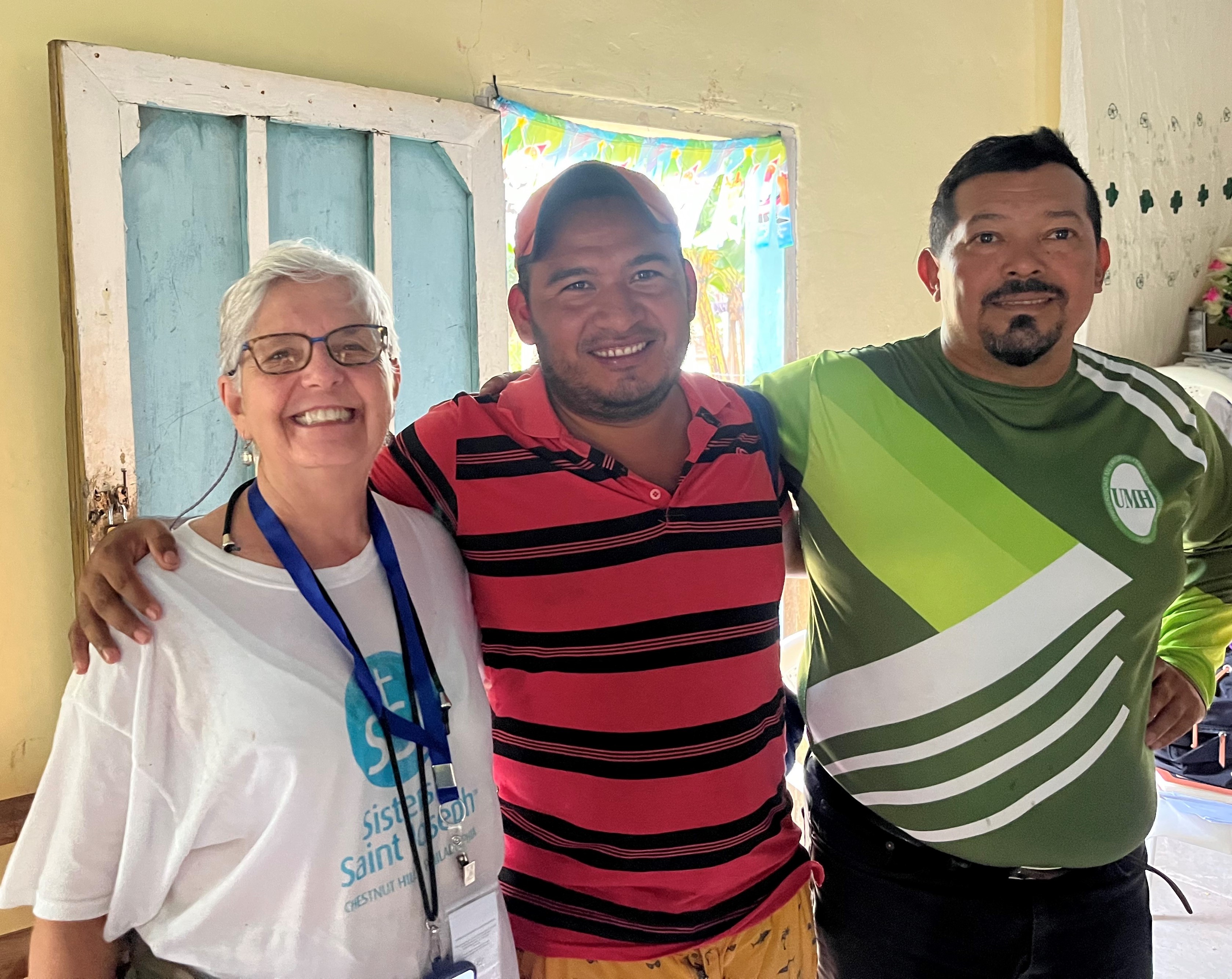 La hermana Sharon White con los defensores locales del agua del Río Guapinol en el valle del Bajo Aguán, Tocoa, Honduras, 13 de septiembre. (Foto: cortesía Stephanie Spandl) 