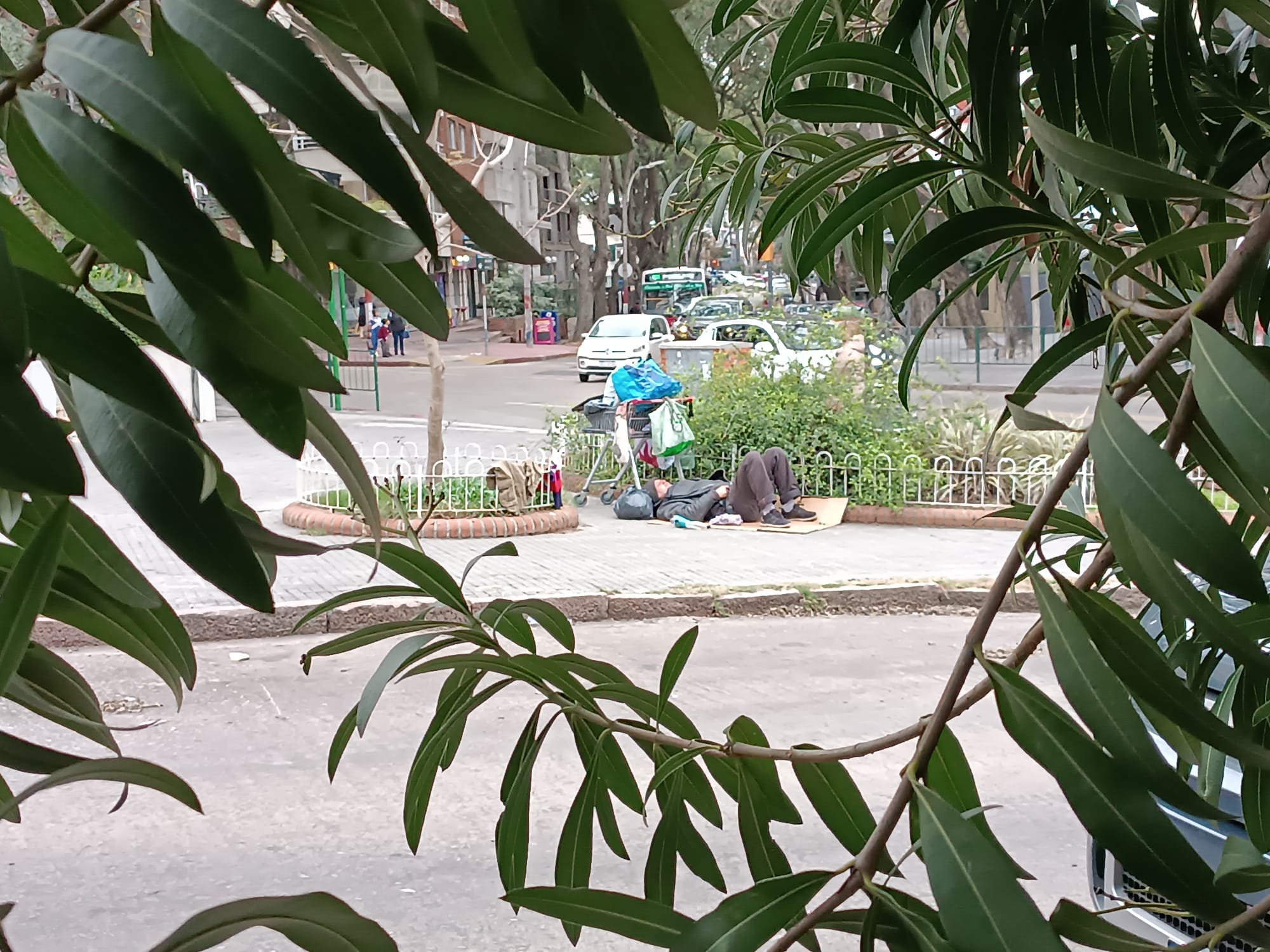 Un hermano que habita ‘involuntariamente’ en la calle, descansa junto a sus pocas pertenencias, en uno de los barrios de Montevideo. (Foto: cortesía Alberto Pigola)