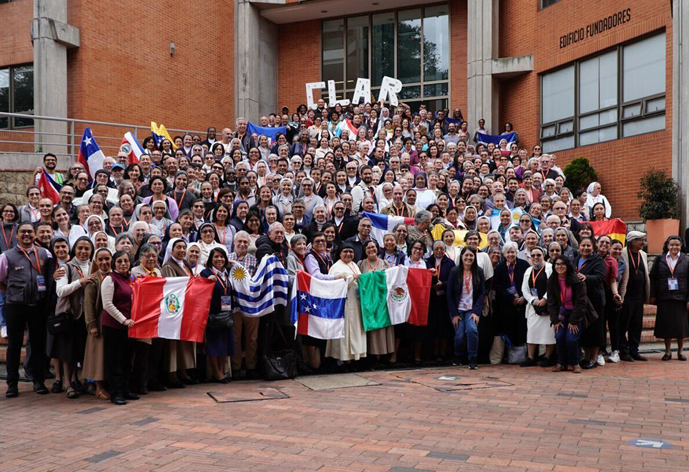 Miembros de la Confederación Latinoamericana de Religiosos (CLAR) posan para una foto de grupo, el 26 de noviembre de 2023, con quienes asistieron al IV Congreso de la Vida Religiosa en Latinoamérica y el Caribe celebrado en Bogotá, la capital de Colombia. La reunión del 24 al 26 de noviembre en el recinto de la Universidad de La Salle se centró en cambiar las estructuras de la Iglesia y examinar la transición que enfrenta la vida consagrada. (Foto: GSR/cortesía CLAR)