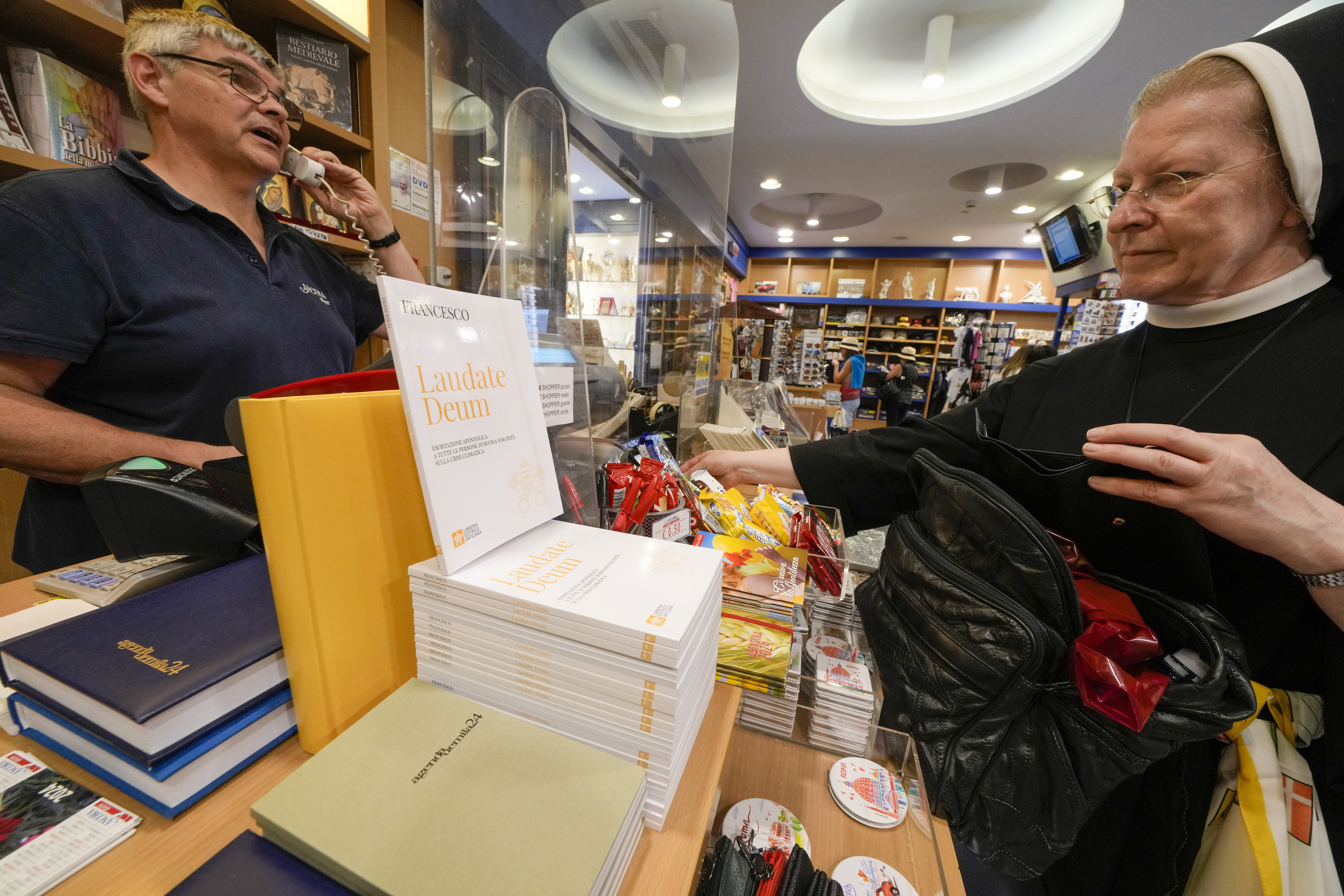 Copias de la última carta encíclica del papa Francisco sobre el medio ambiente, "Laudate Deum", están a la venta en una librería en Roma, el miércoles 4 de octubre de 2023. El papa Francisco avergonzó y desafió a los líderes mundiales el miércoles para comprometerse con objetivos vinculantes para frenar el cambio climático antes de que sea demasiado tarde, advirtiendo que la creación de Dios cada vez más cálida está alcanzando rápidamente un "punto de no retorno". (Foto:  AP/Andrew Medichini)