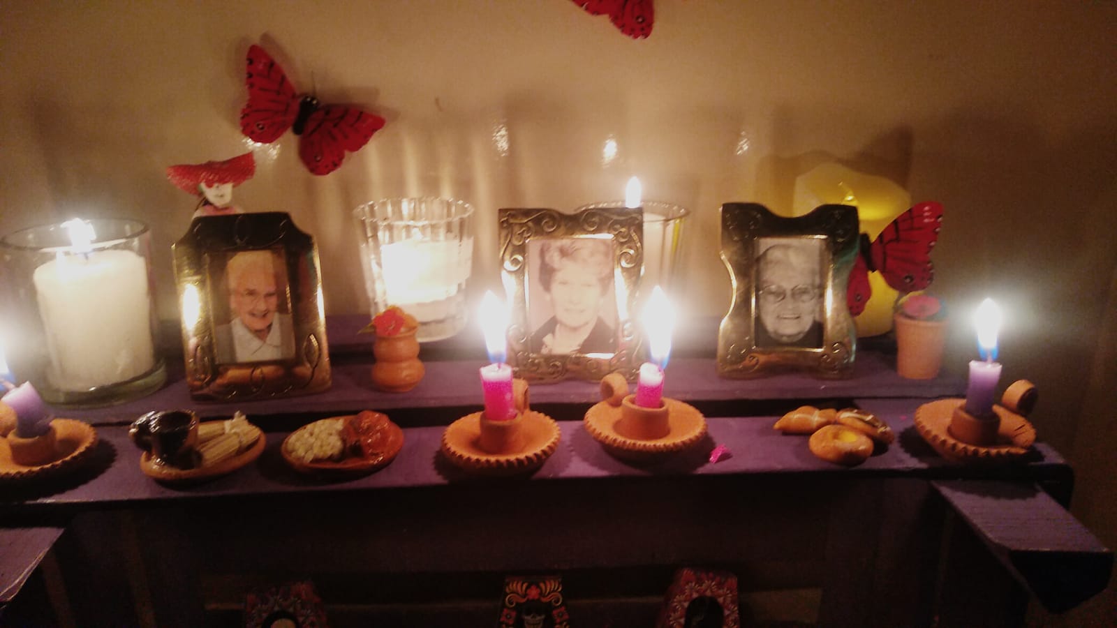 Fotografías en el altar de muertos de las hermanas Althea y Mechtild y en medio la señora Helen Henry, madre de dos hermanas del Monasterio, Hnas Paty y Michelle Henry. (Foto: Mariana Olivo)