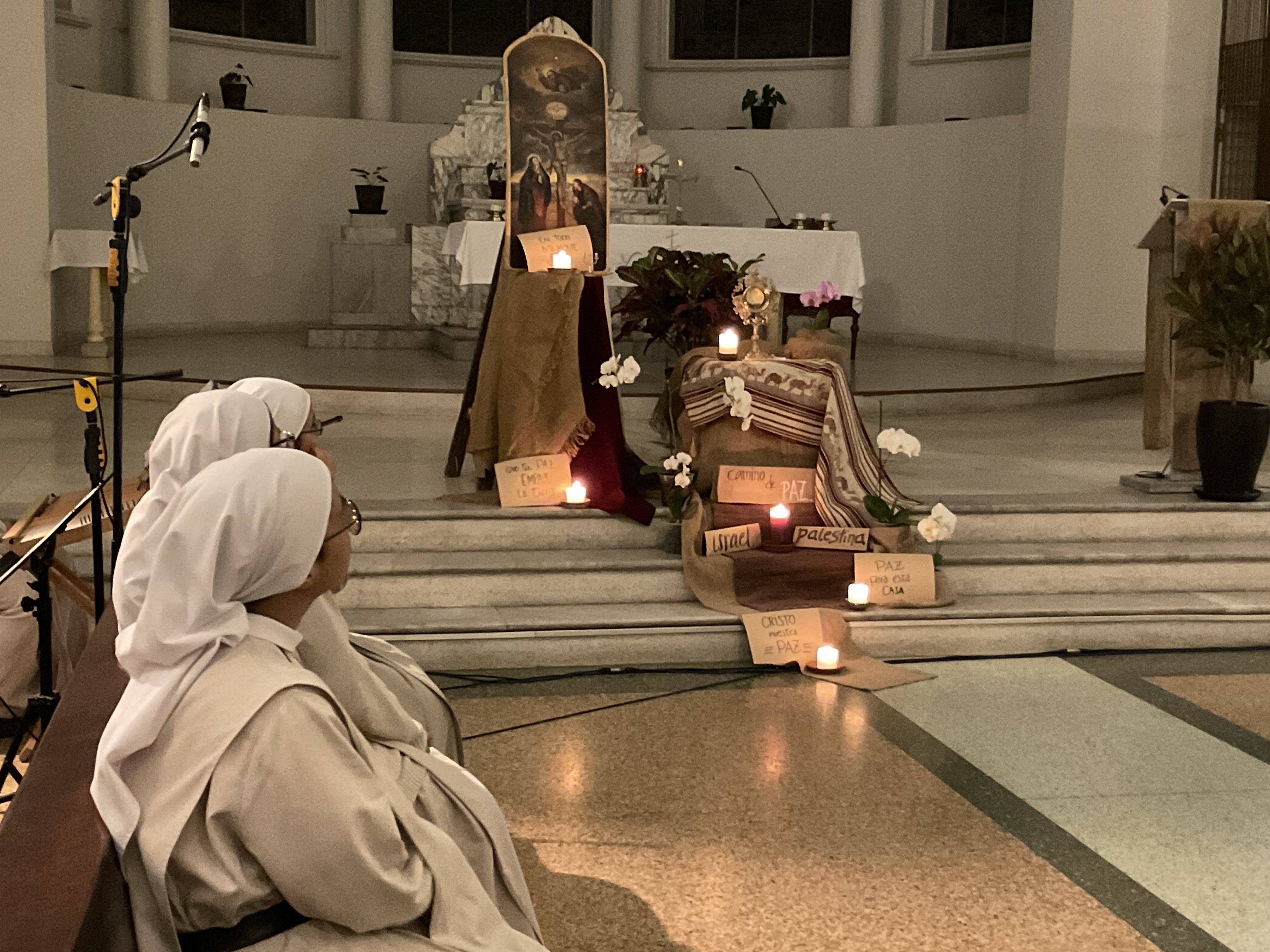 Hermanas Agustinas rezan por la paz en la jornada de ayuno y oración convocada por el papa Francisco el 17 de octubre del 2023 en en Monasterio de la Encarnación, Lima, Perú.  (Foto: Begoña Costillo)