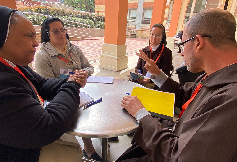 Hermanas de la Caridad del Cardenal Sancha y un franciscano capuchino se reunieron en un grupo pequeño el 24 de noviembre de 2023 en el campus de la Universidad La Salle en Bogotá, Colombia, para hablar sobre sus experiencias en la vida consagrada, contemplando un cambio estructuras y formas de mejorar la vida comunitaria. (Foto: GSR/Rhina Guidos)