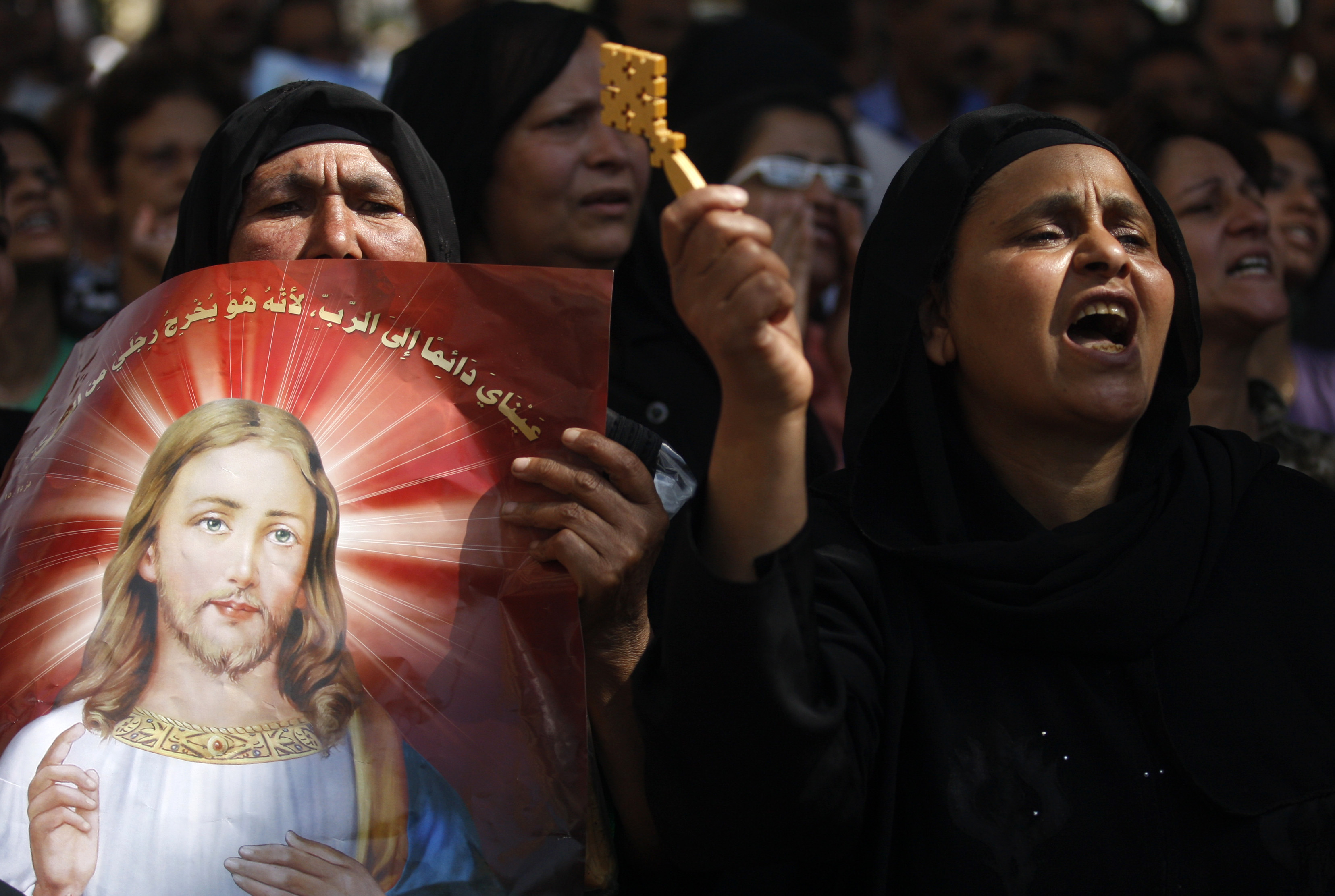Foto del lunes 9 de mayo de 2011, en la que cristianos coptos egipcios entonan consignas airadas mientras protestan por los recientes ataques a cristianos e iglesias, frente al edificio de la televisión estatal en El Cairo, Egipto. (Foto AP/Khalil Hamra, archivo)