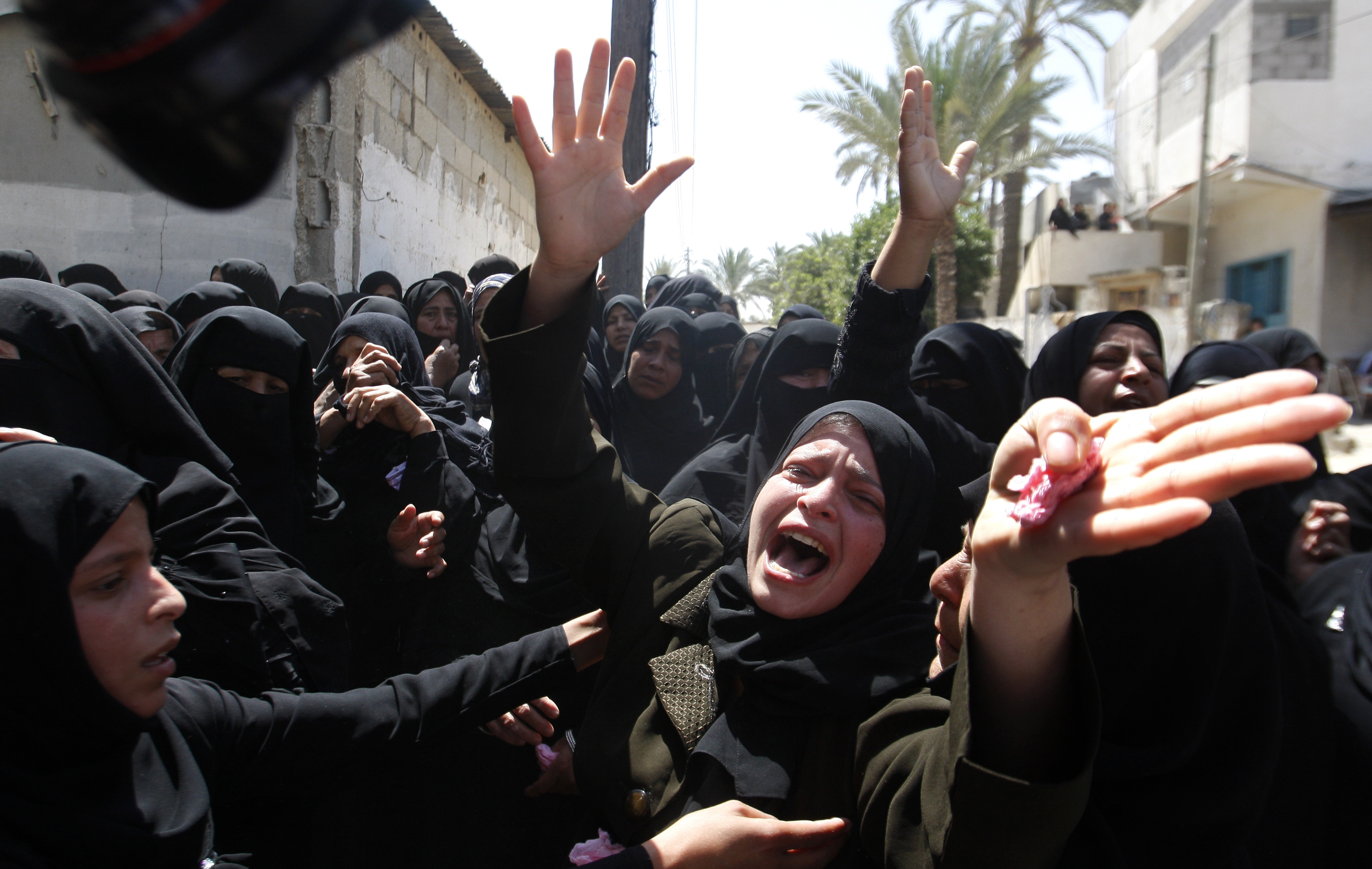 Women mourn during the funeral of Ahmed Abu Nasr, an Islamic Jihad militant, at the Khan Younis Refugee Camp, Saturday, June 2, 2012. Abu Nasr and an Israeli soldier were killed in a shootout near the border with the Gaza Strip on Friday, the Israeli military said. The exchange of gunfire began after the militant crossed the fence separating the Hamas-run coastal strip and southern Israel. (AP photo/Hatem Moussa)