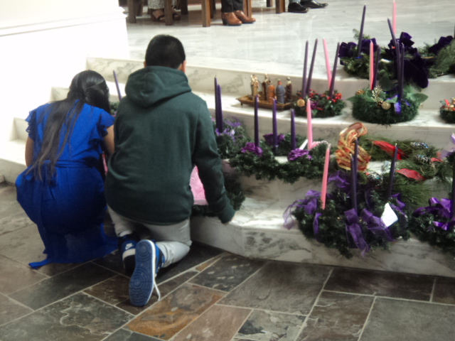 Una familia enciende la primera vela de la corona, simbolizando así el inicio del Adviento en la parroquia Holy Spirit en Tuscaloosa, Alabama, EE. UU. (Foto: María E. Méndez O.)