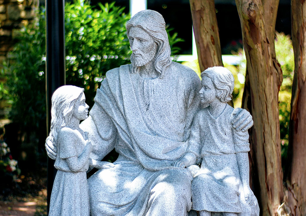 A statue of Jesus with two children (Pixabay/ariyandhamma)