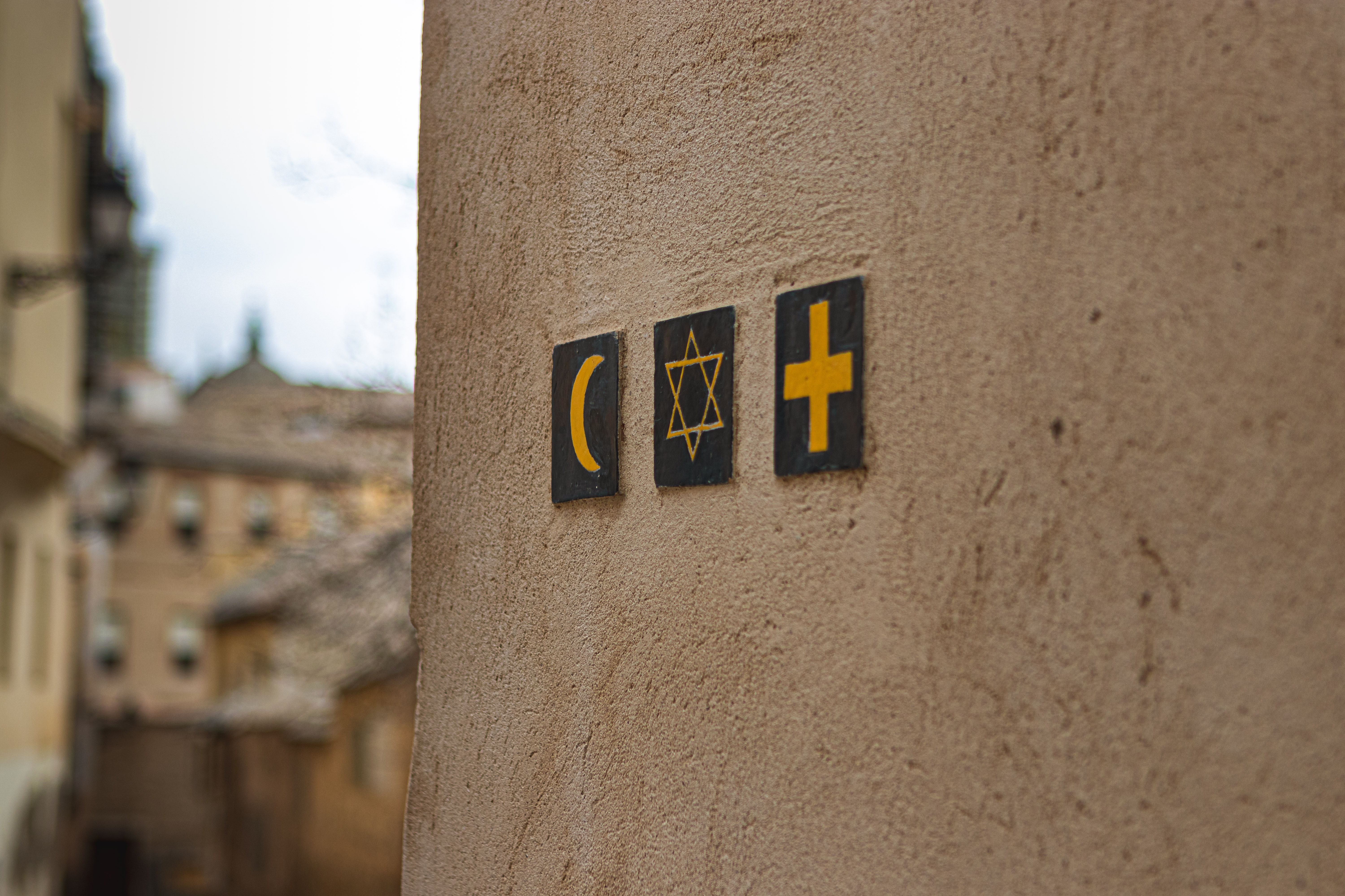 The Spirit of God is "one" and makes us "one." The three religions present in the place of conflict (Judaism, Christianity, Islam) are the religions of the "book." (Photo: Unsplash)