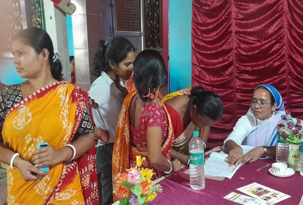 La Hna. Seli Thomas, miembro de las Hermanas de María Inmaculada, explica a madres de Dalit y de comunidades tribales un proyecto gubernamental para ellas en Krishnagar, ciudad del estado de Bengala Occidental, al este de la India. (Foto: cortesía Seli Thomas) 