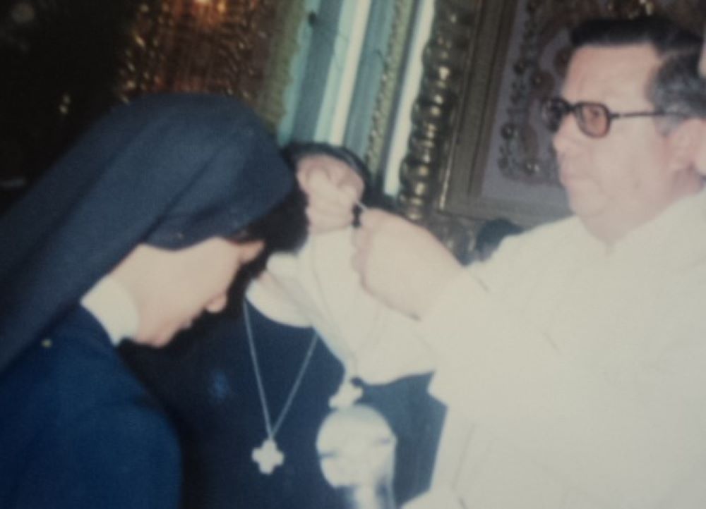 El padre Salvador Núñez López, de la diócesis de Zamora, Michoacán, México, entrega a la autora de la columna su cruz el día de su profesión en el Santuario de Nuestra Señora de Guadalupe en Morelia, Michoacán, el 15 de agosto de 1990. (Foto: cortesía de María Elena Méndez Ochoa) 