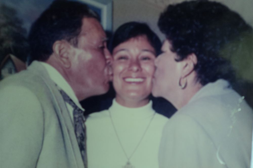 La autora, en la foto con sus padres, hizo su profesión perpetua en San Fernando, California, el 3 de agosto de 1996. (Foto: cortesía de María Elena Méndez Ochoa) 
