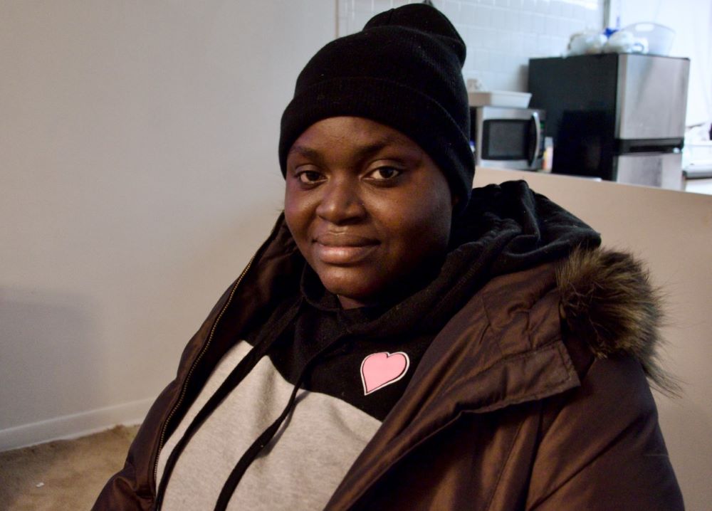 Isatu, junto con su hermana pequeña Aminata, huyeron de Sierra Leona donde se enfrentaron a la mutilación genital femenina y están viviendo en un apartamento en Chicago, vistas aquí el 13 de diciembre de 2023. (Foto: GSR/Dan Stockman) 