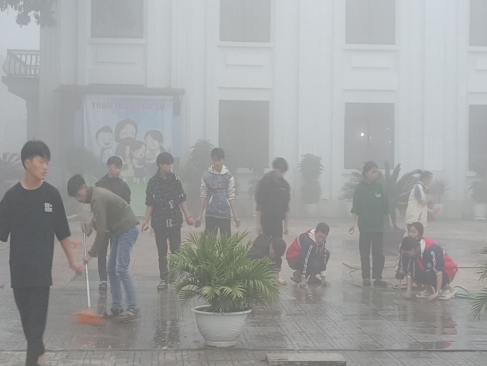 On a cold day, Hmong students clean and decorate the compound of Sa Pa Church as a way to celebrate Christmas. (Joachim Pham)