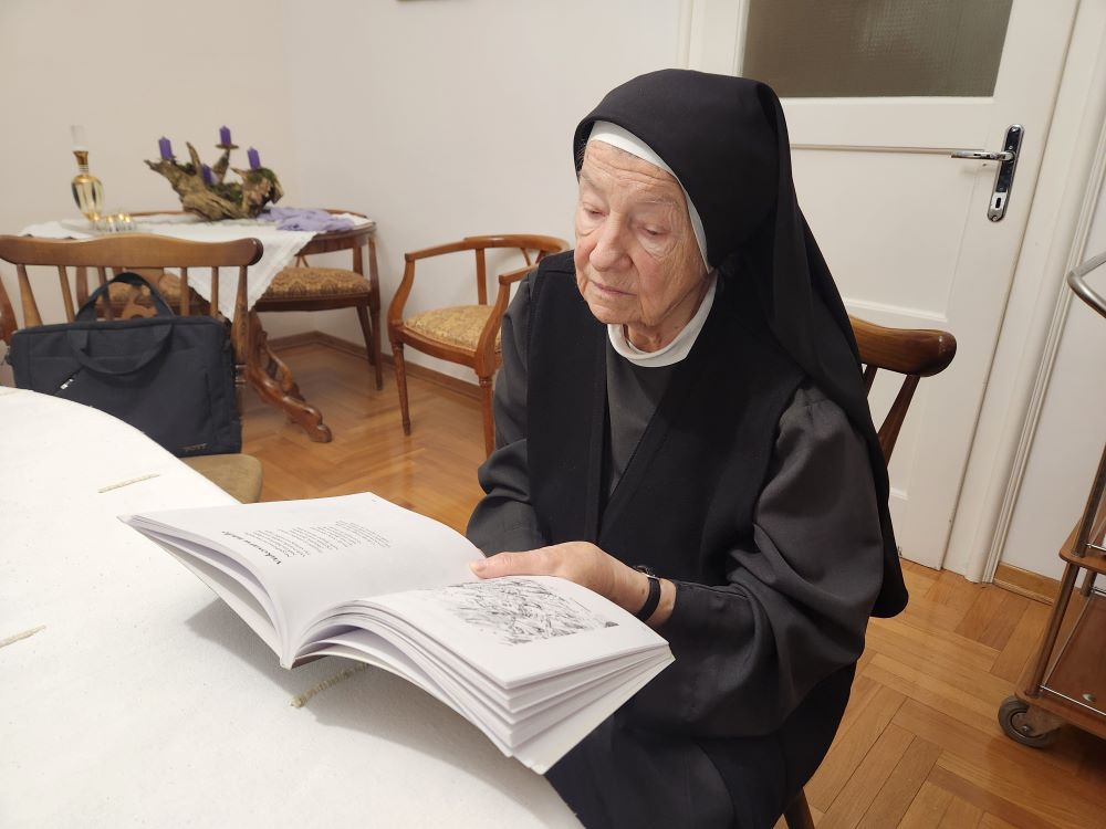 La Hna. Damira Biškup, miembro de las Hermanas de la Misericordia de la Santa Cruz, prestó sus servicios durante 25 años en el ala materna del hospital de Vukovar, y permaneció allí durante la caída de Vukovar en 1991. Aparece leyendo un libro de poesía publicado en 2019 que aborda el tema de la Guerra de Independencia Croata. (Foto: GSR/Chris Herlinger)