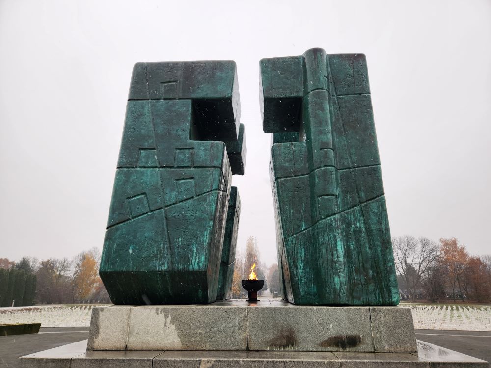 El memorial del Cementerio Nacional Conmemorativo de Vukovar (Croacia) recuerda a las víctimas de la Guerra de Independencia Croata, llamada Guerra de la Patria por los croatas. (Foto: GSR/Chris Herlinger)