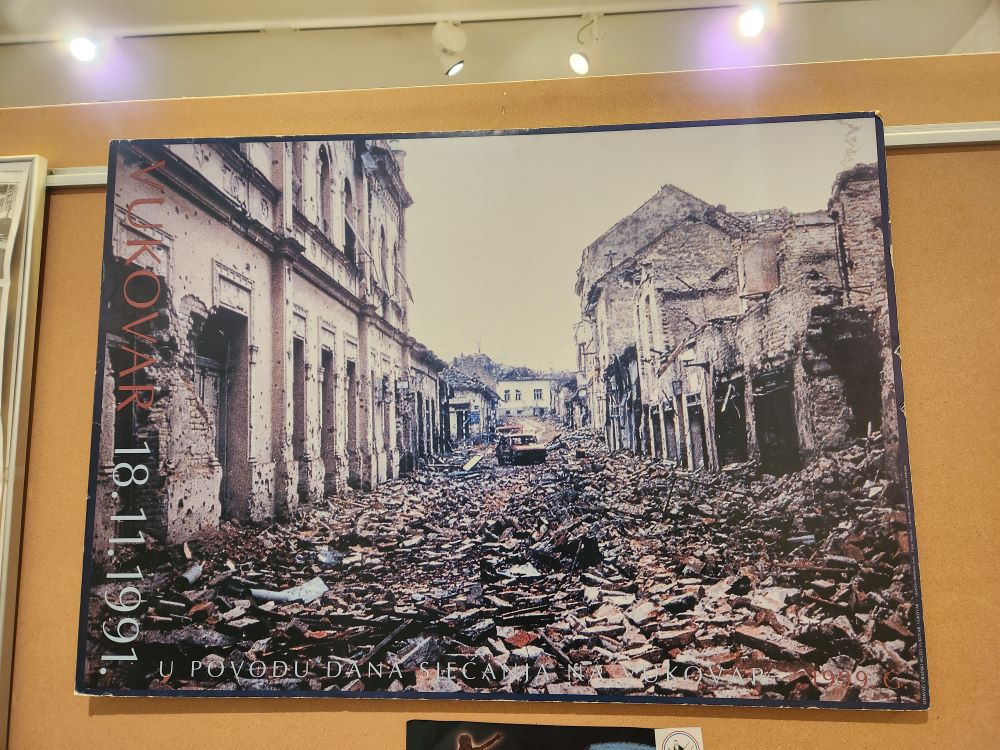 Carteles en una exposición en Vukovar, Croacia, conmemoran el asedio de la ciudad en 1991. (Foto: GSR/Chris Herlinger)