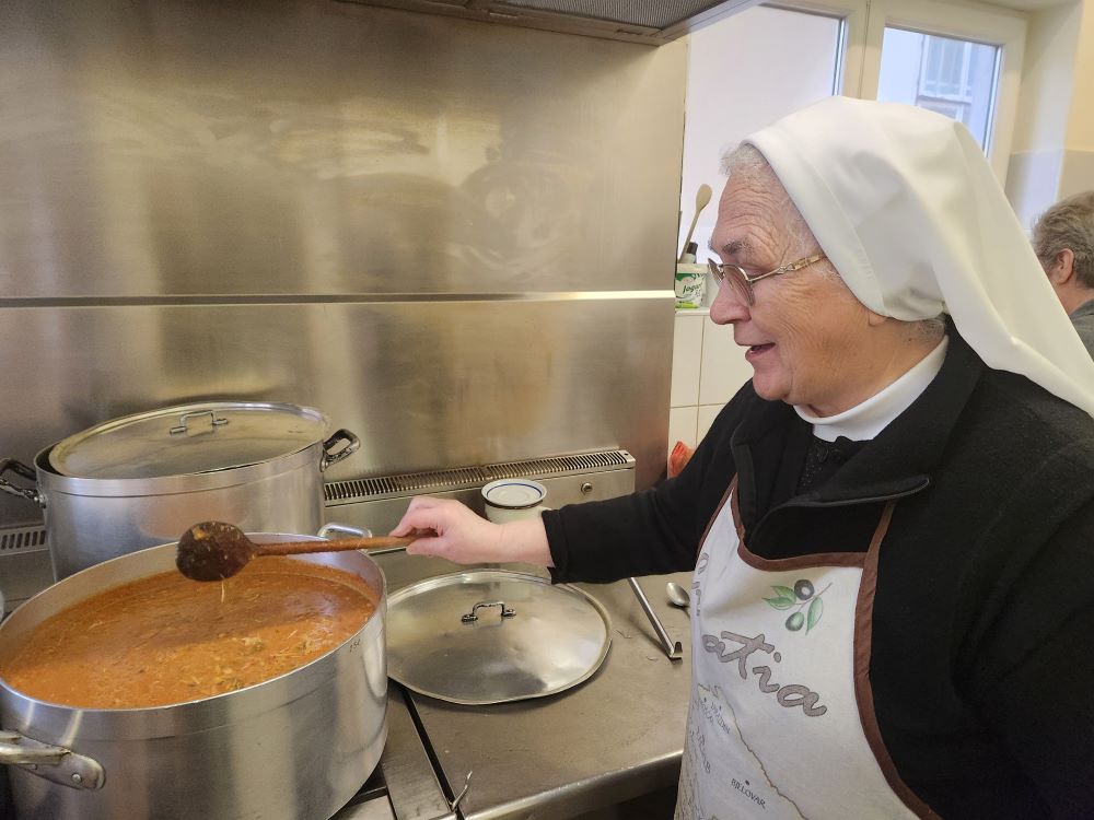 La Hna. Tihomira Parlaj pertenece a las Hermanas de la Caridad de San Vicente de Paúl de Zagreb y ayuda a coordinar un comedor social en la capital croata. Al preguntarle por un consejo para las hermanas en las zonas de conflicto actuales y futuras, respondió: "Permanezcan con la gente, conozcan quiénes son; estén cerca de ellos y apoyen a las personas con las necesidades que tengan". (Foto: GSR/Chris Herlinger)