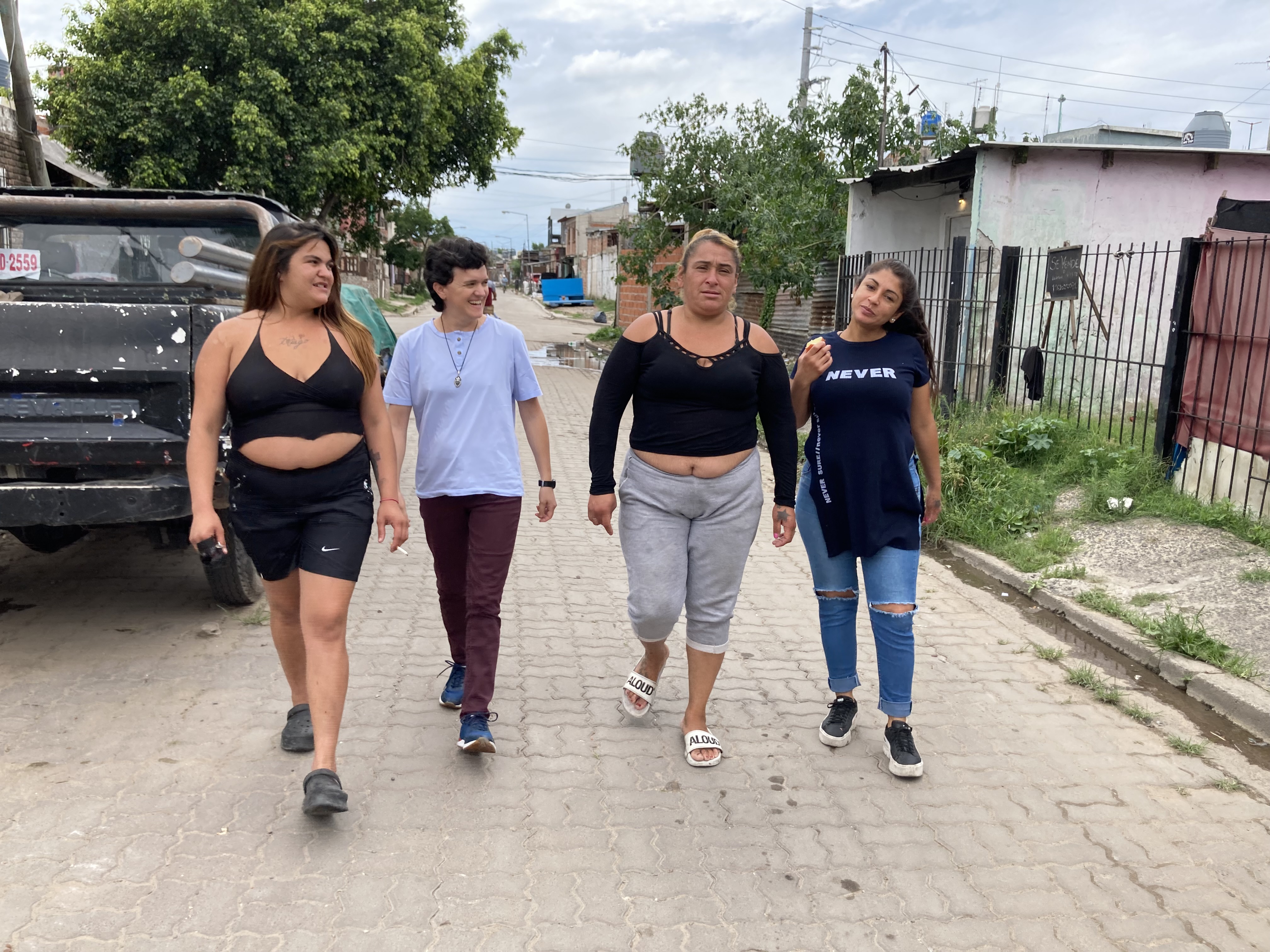 Passionist Sr. Florencia Buruchaga walks with three residents through the Villa Hidalgo shantytown Dec. 4. La religiosa Florencia Buruchaga, de las Hermanas Pasionistas, camina por el barrio marginal de Villa Hidalgo con tres residentes el 4 de diciembre. Buruchaga acompaña a las mujeres en un programa que promueve la dignidad en una comunidad empobrecida y plagada de dificultades como la adicción a las drogas, el embarazo adolescente y la pobreza. (Foto: David Agren)