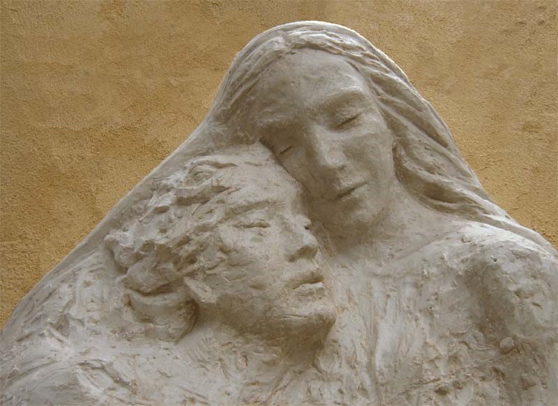 La Madre de Misericordia La Madre de la Misericordia, escultura de Asunción Gomila, FMVD, en Loeches, España. (Foto: cortesía Blanca Alicia Sánchez Olvera)