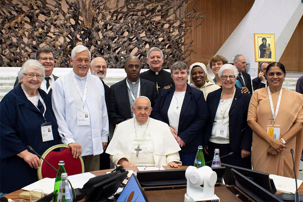 Delegates from the International Union of Superiors General pose with Pope Francis during the Synod of Bishops at the Vatican in October. (GSR screenshot)