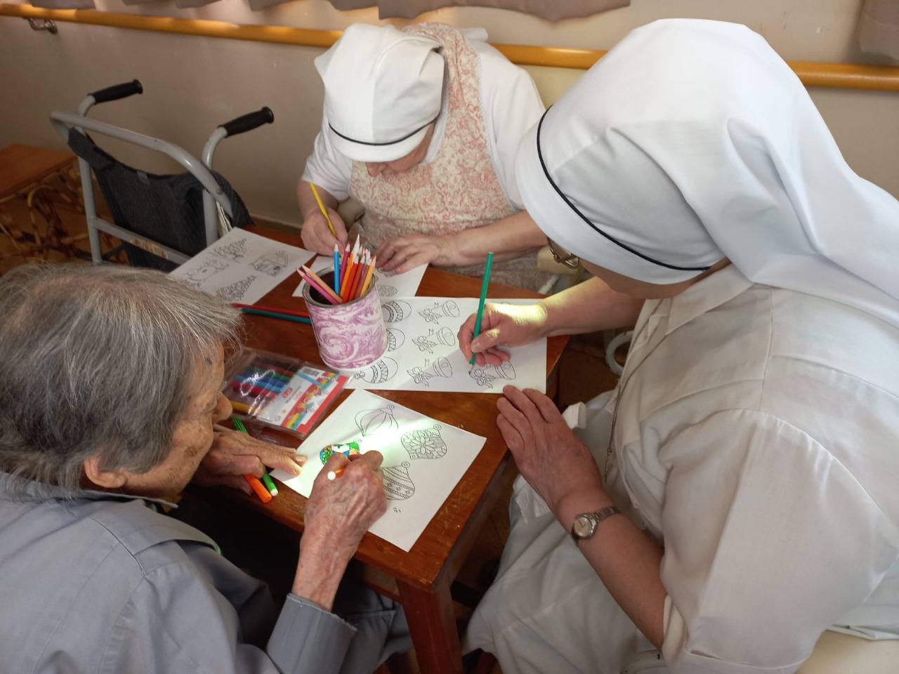 Las hermanas Margarita Durand, Aurelia Arnal y Claudia Ibáñez en el taller de arte en la comunidad del Redentor de las Hermanas de la Virgen Niña. (Foto: cortesía Hna. María Inés Castellaro)