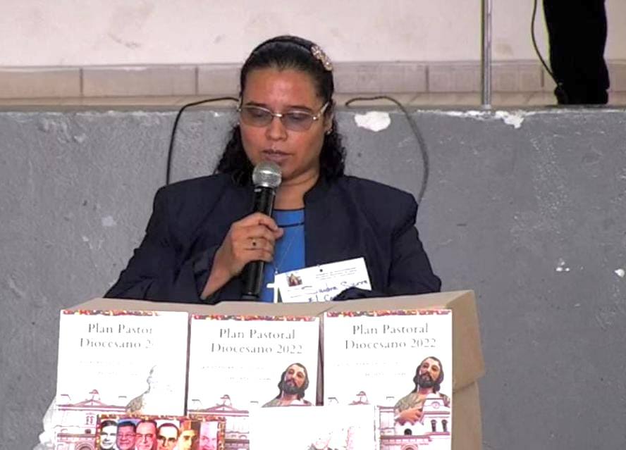 La Hna. Sandra Margarita Sierra Flores representó a la comisión de catequesis diocesana en la asamblea donde se develó el plan de pastoral de la Diócesis de Chalaltenango, El Salvador, para el 2023-2027. (Foto: cortesía Silvia Correa)   