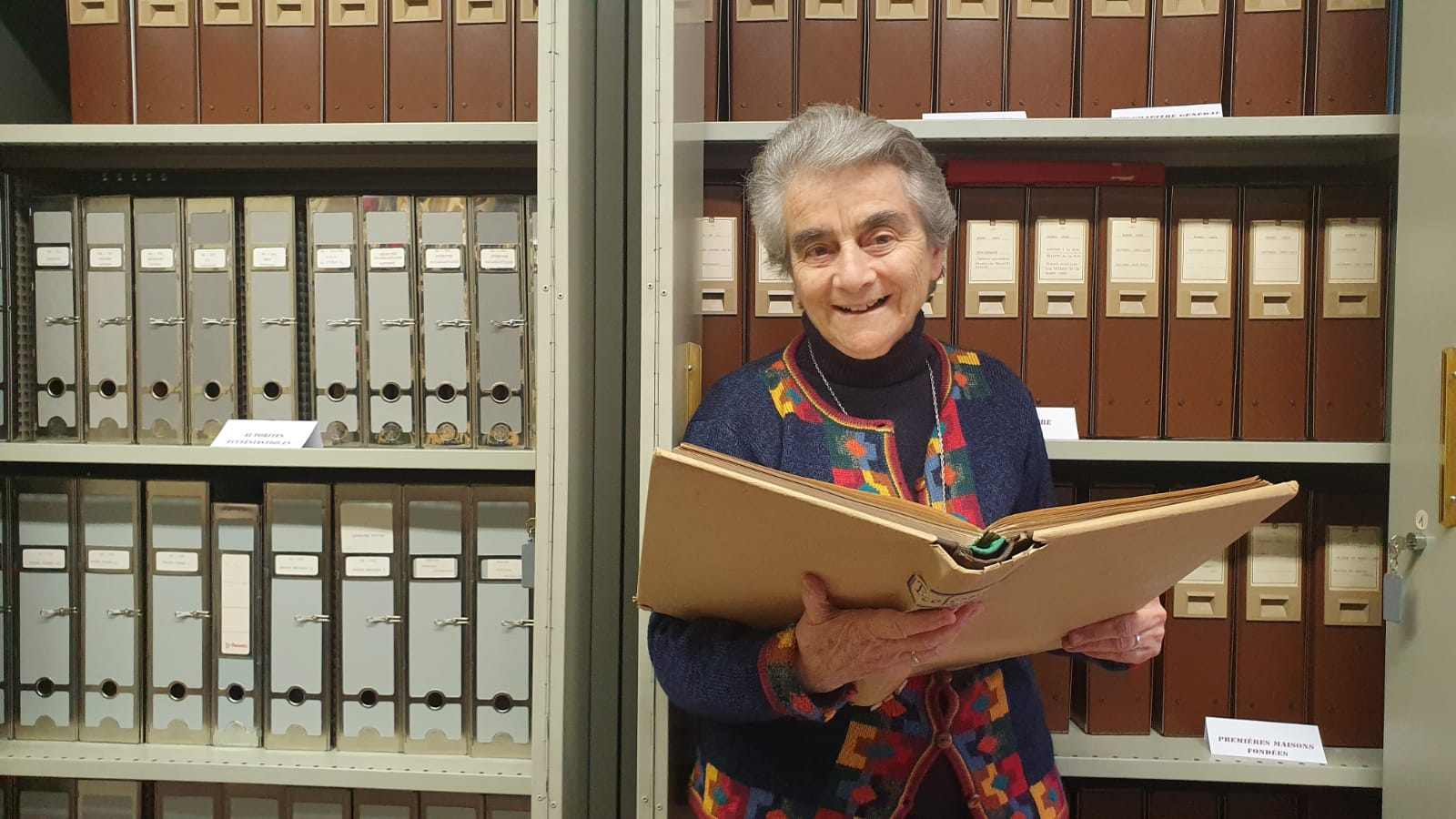 La hermana María Beatriz Montaner Lewin en el archivo de la Congregación de los Sagrados Corazones de Jesús y de María. (Foto: GSR/ Leopoldina Reis Simões)