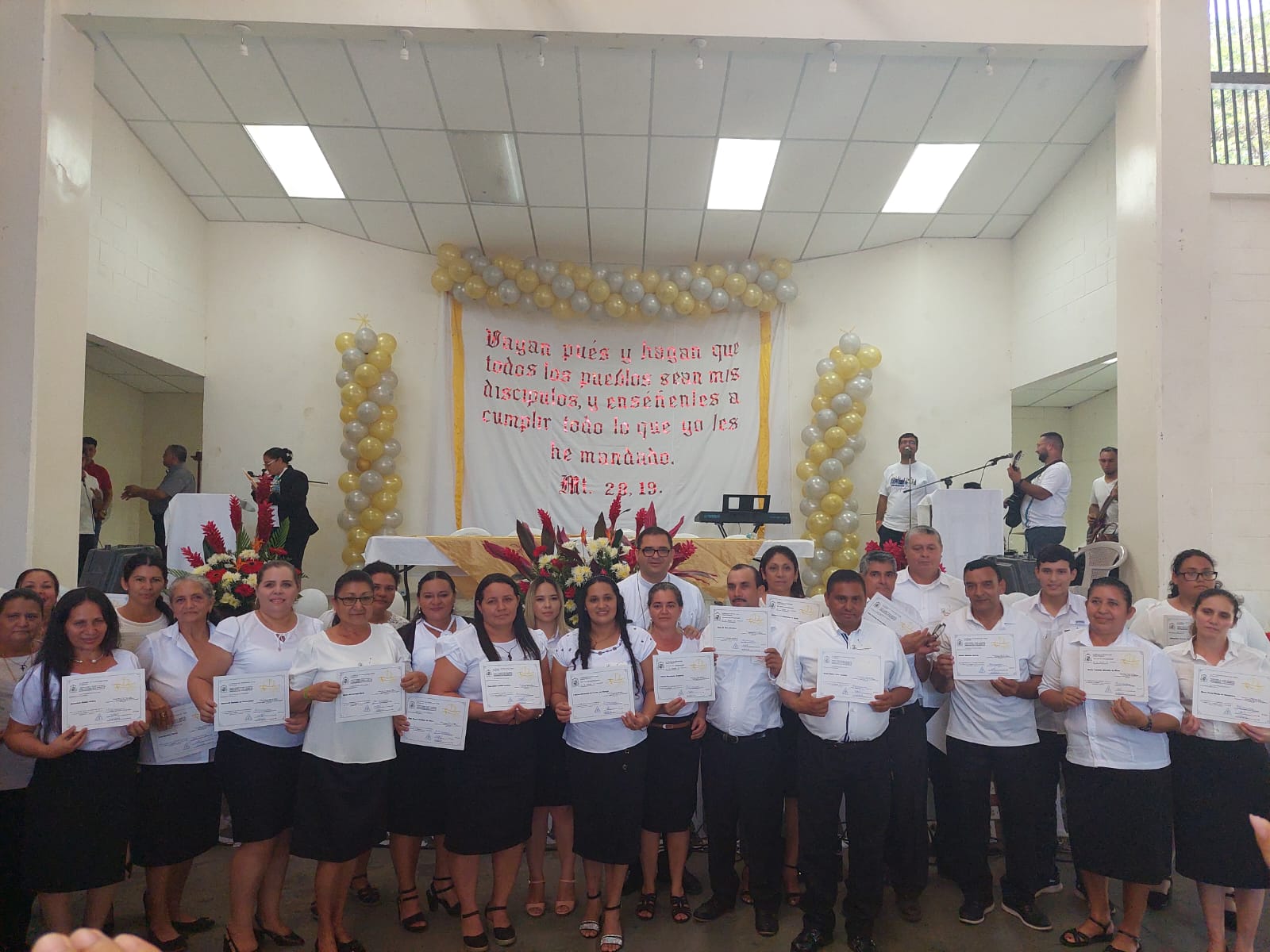 Catequistas de la diócesis de Chalaltenango, El Salvador, durante la clausura de la Escuela de Formación Pastoral en el área de catequesis muestran sus certificados. (Foto: Francisco Portillo)
