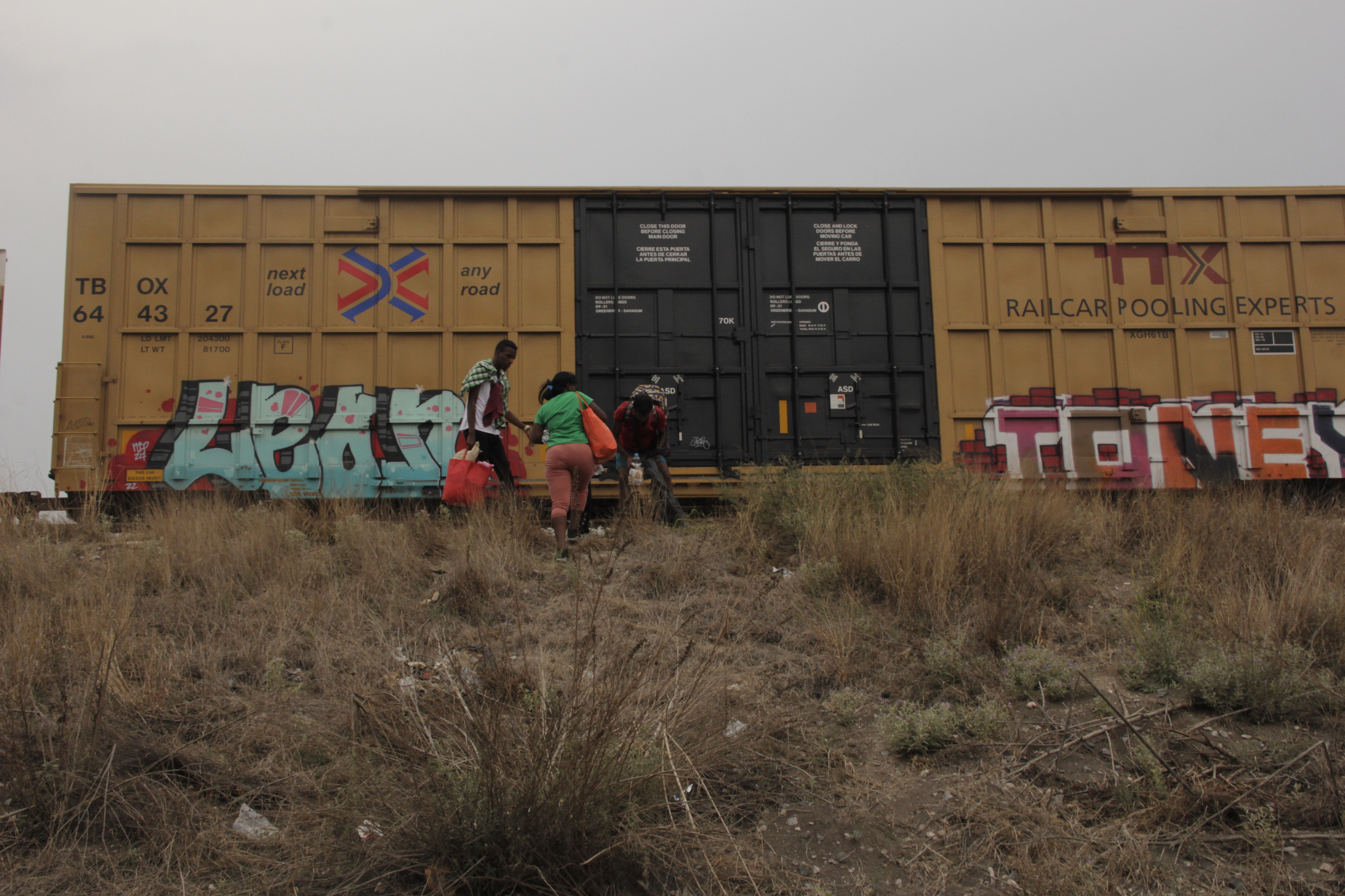 Personas en contexto de movilidad recorren las vías del tren en el estado de Hidalgo, México, buscando llegar a la frontera norte de este país con EE.UU. (Foto: Ángel Espa)