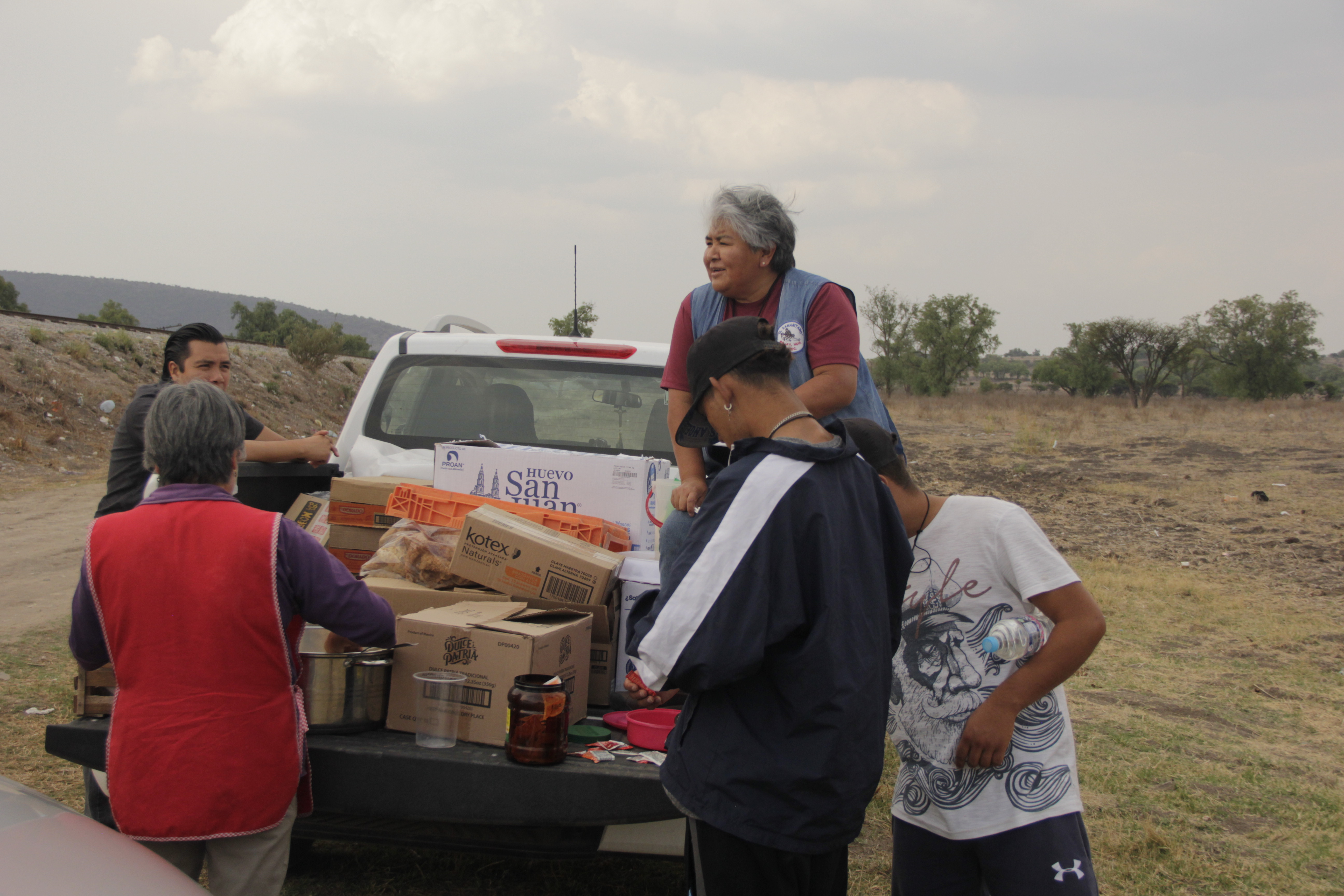 People in transit are fed with what the Sisters of the Sacred Hearts of Jesus and Mary carry as they travel. (Ángel Adrián Huerta García)