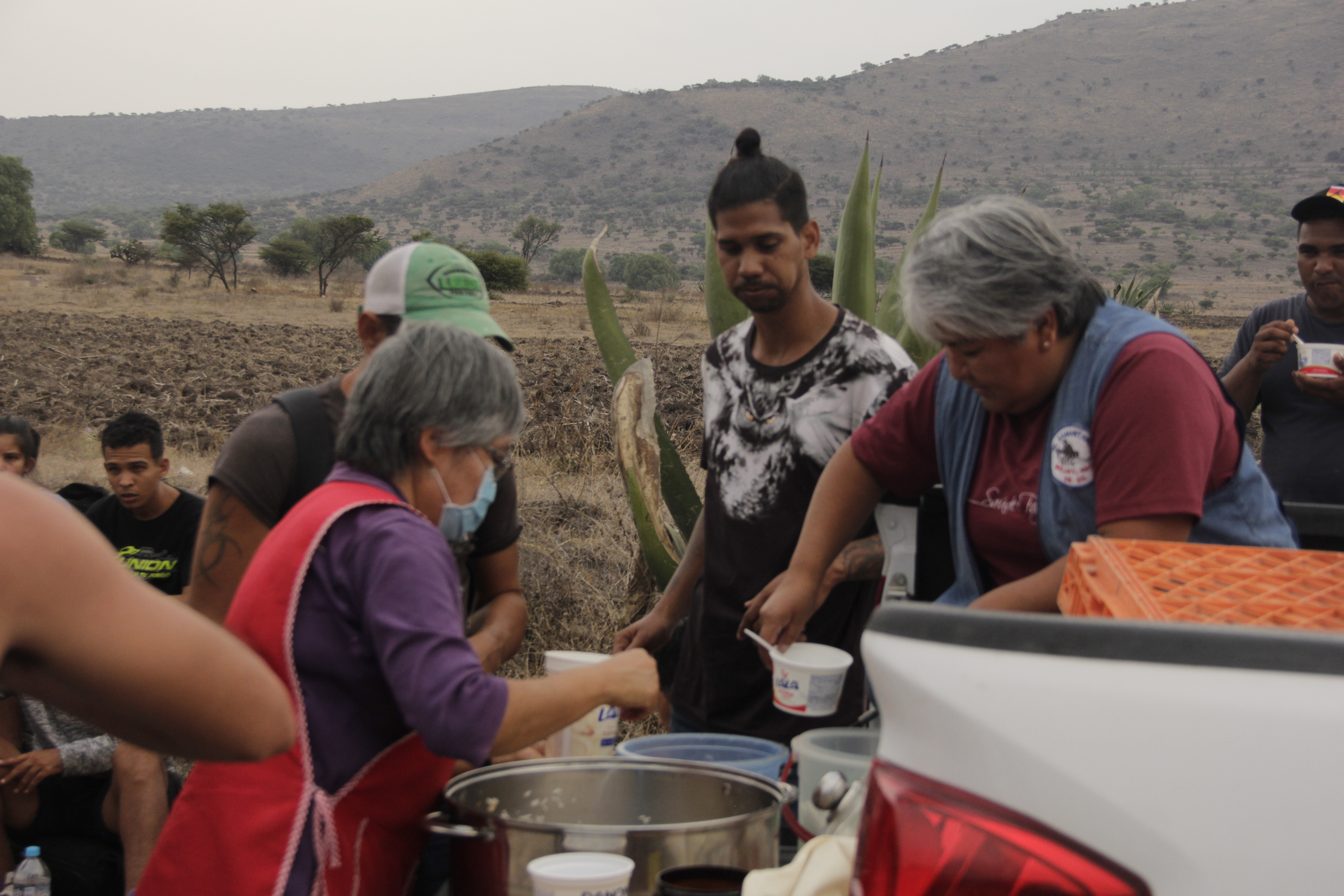 La Hna. María Luisa Silverio realiza recorridos habituales, en su automóvil, por donde transcurren las vías del tren en el estado de Hidalgo, México, para llevar alimentos a las personas en contexto de movilidad. (Foto: Ángel Espa)