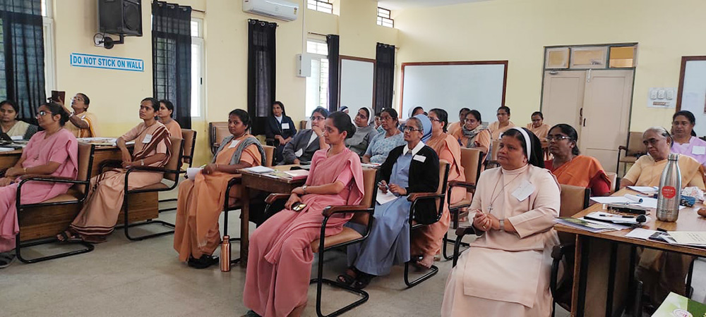 Las participantes escuchan durante una sesión de la primera jornada de formación de la Célula de Reparación de Abusos, celebrada del 27 al 29 de diciembre de 2023 en el Instituto Social Indio de los jesuitas, en la ciudad de Bengaluru, en el sur de la India. (Foto: cortesía Nambikai Mary)